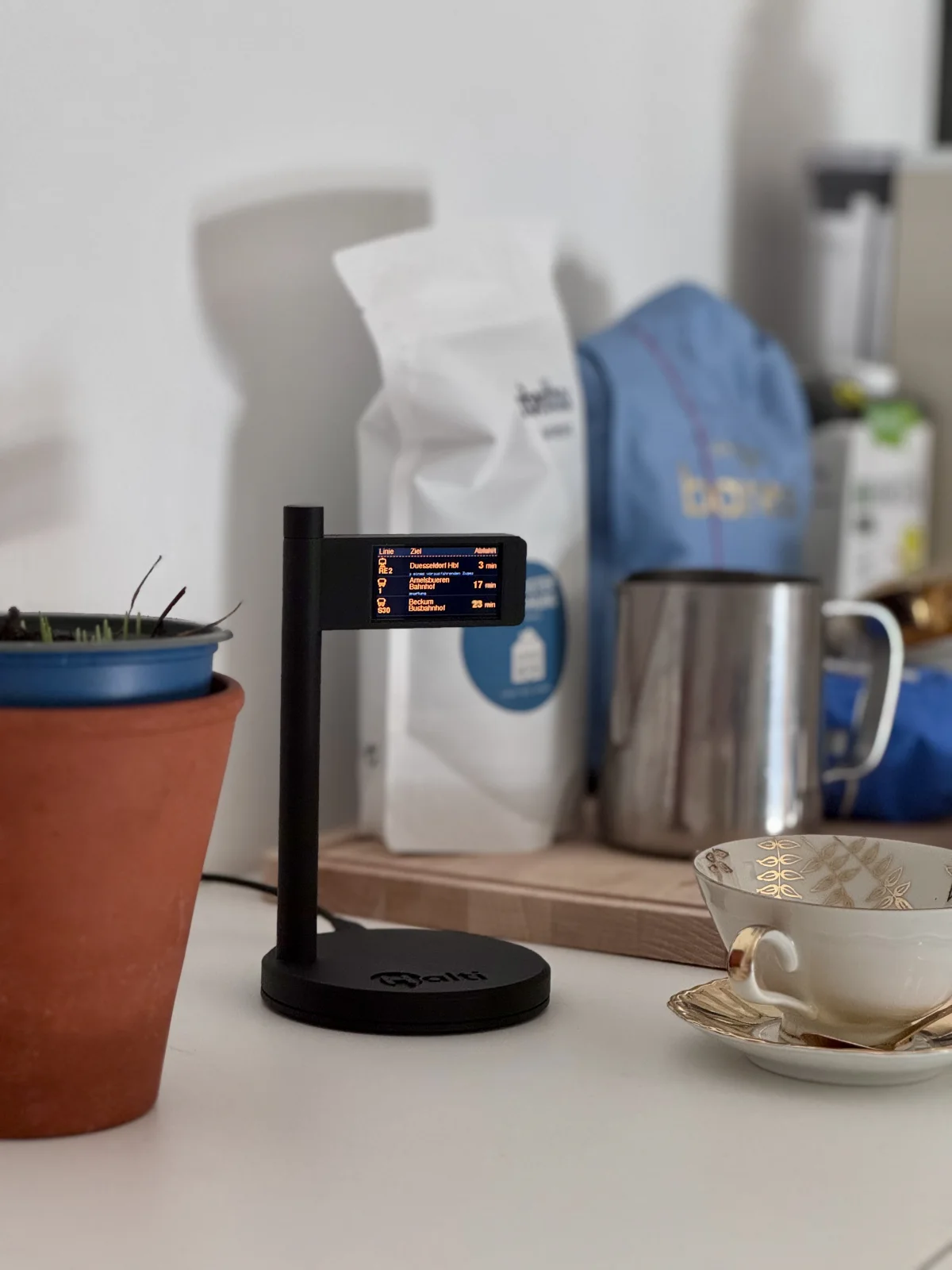 Schwarzes HALTI Display auf einem Tisch mit Live-Abfahrtsanzeige