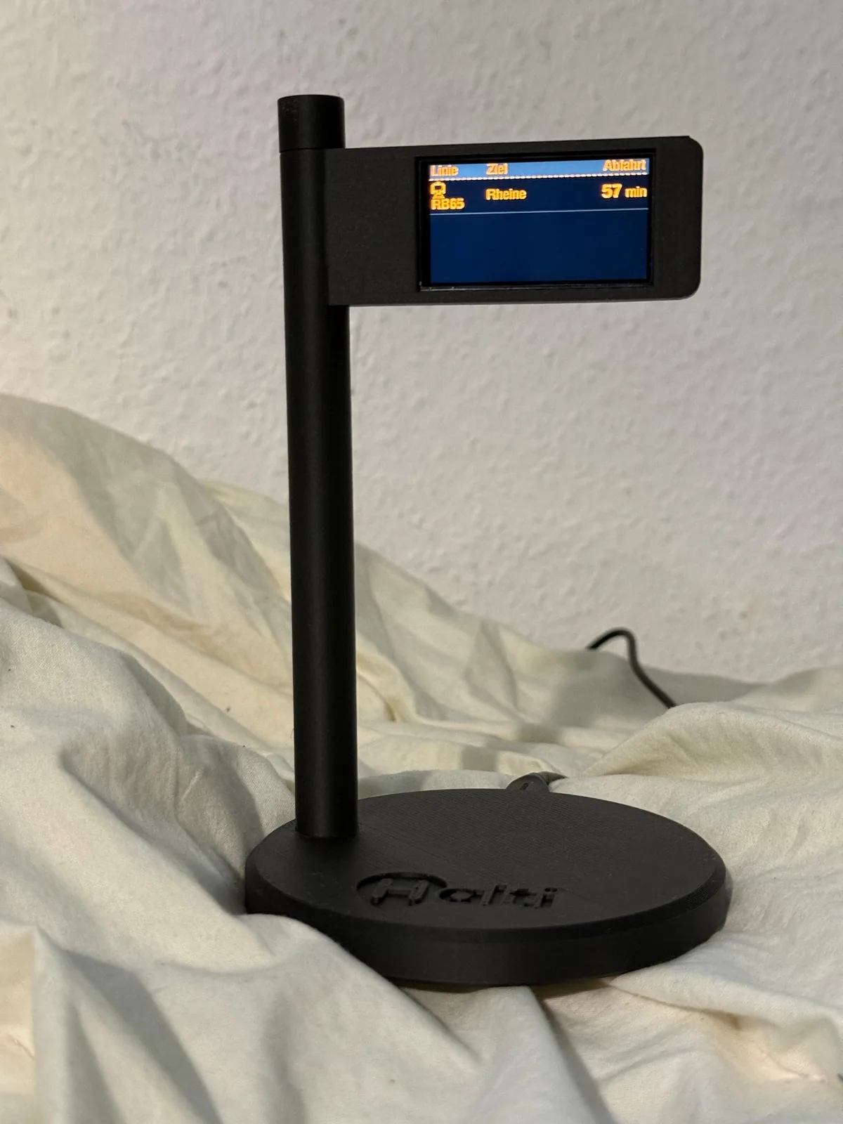Schwarzer HALTI-Prototyp mit Live-Abfahrtsanzeige