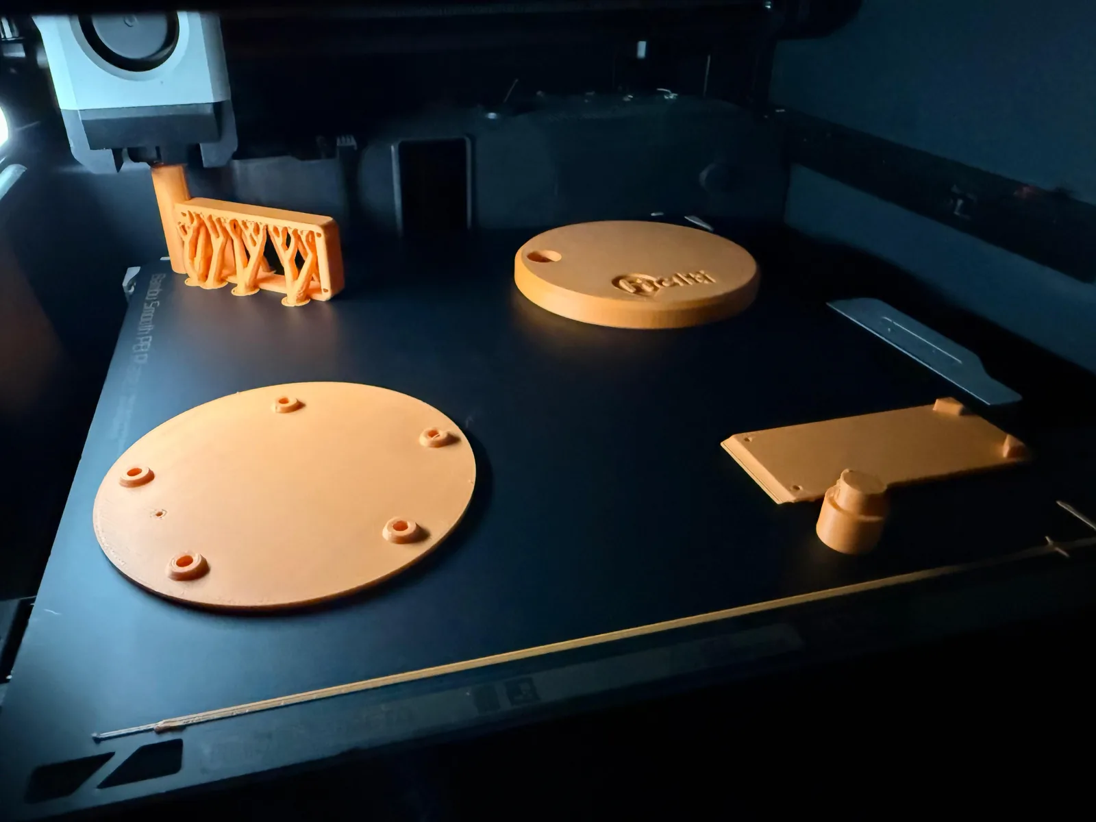 Orange Gehäuseteile des HALTI-Prototyps während des 3D-Drucks